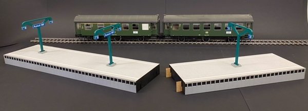 Spur I Bahnsteig Set 600 mm + 400 mm + 6 Bahnhofsschilder